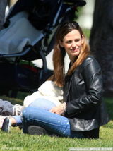 幻灯：詹妮弗-加纳携女儿野餐 紧搂小宝贝母爱洋溢