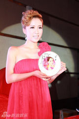 组图：李念亮相杭州代言 金发造型尽显潮范儿 