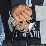 组图：蕾哈娜运动造型素颜外出 与神似旧爱粉丝合影