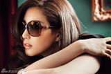 组图：韩星金莎朗墨镜写真性感身姿展完美曲线
