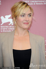 组图：《杀戮》发布会 温丝莱特仪态万方男星献吻