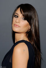 高清组图：第52届格莱美 丽娅-米歇尔羽毛裙摆年轻