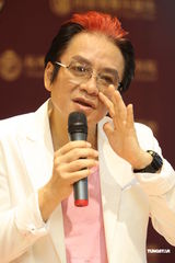 组图：高凌风整形后首现身 谈及前妻数度哽咽