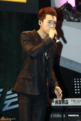 组图：王野发片秀肌肉 母亲带家常菜抵京支持