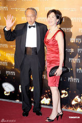 组图：霍震霆出席周年舞会 霍启刚等人陪伴身边