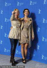 幻灯图集：《与人为善》记者会 两女星勾肩搭背出场