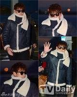 组图：Rain赴日开唱 黑超遮面棉服包裹严实