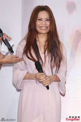 组图：周蕙粉裙亮相气质优雅 现场洒泪否认整形