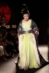 组图：李玉刚巴黎扮美人 表演舞蹈《翔》