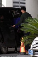 组图：汪峰章子怡走机场VIP通道 包裹严实快闪