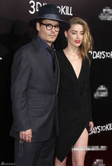 组图：约翰尼-德普搂性感女友亮相 贴面秀恩爱