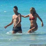 组图：凯特-莫斯全裸为老公按摩 晒日光浴玉珠微颤