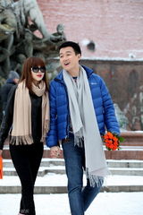 组图：佟大为关悦欧洲拍写真 情人节谱写冬季恋曲