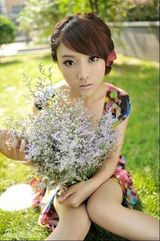 幻灯图：孙小芸荣登校园周刊封面 甜蜜公主秀可爱