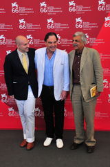 高清：《国境之南》记者会 奥利弗-斯通白西装亮眼