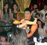 组图：莫少聪吸毒后走穴献唱 遭辣妹熊抱表情逗趣