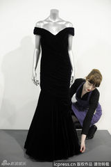 组图：戴妃生前10套经典礼服拍出800万天价