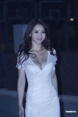 组图：李湘火红裙看秀 柳岩酥胸半露呼之欲出