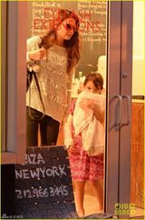 组图：小苏瑞右手骨折不忘美甲 出街用毯子遮挡