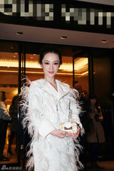 组图：吴奇隆霍思燕携手捞金 闹市剪彩人气爆棚