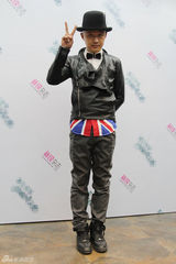 组图：包贝尔演绎英伦风 戴礼帽自嘲魔术师