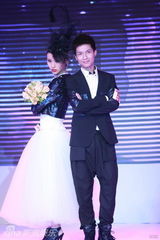 组图：中歌榜提名揭晓 尚雯婕李宇春等上演婚纱秀