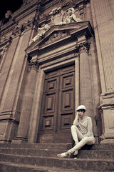 组图：时尚新贵余硕意大利街拍展现时尚风范