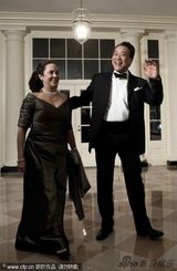 组图：成龙唐装赴白宫晚宴 邓文迪翠绿缎裙贵气