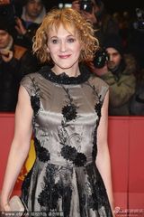 组图：《金子》柏林首映 女星罗萨裙装别致