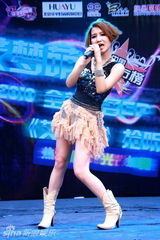 幻灯图：艾梦萌裸背高唱新歌 粉丝惊呼好身材包不住