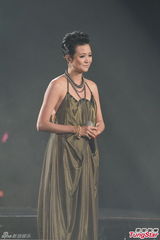 组图：雷颂德个唱献歌儿子 郑秀文助阵掀高潮