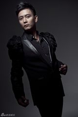 组图：谢君豪西装写真潇洒大气 被赞“舞台之王” 