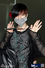 组图：SHINeeTEENTOP亮相机场 赴新参加演出