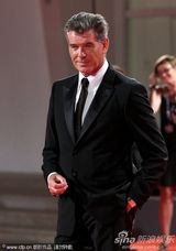 组图：老牌007布鲁斯南帅气现身威尼斯美女环绕