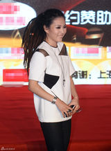 组图：毕夏搞怪现身 将摇滚进行到底