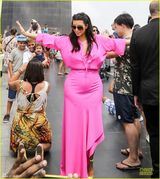 组图：卡戴珊明艳粉裙怀孕见肚 与男友大摆造型