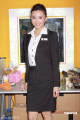 幻灯图：罗凯珊黑色制服拍广告照 显露甜美笑容