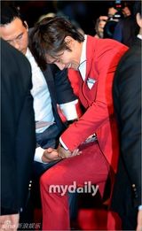 组图：李秉宪出席电影《赤焰战场2》韩国首映