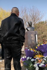 组图：郭德纲携德云社祭拜侯耀文 带头跪地痛哭