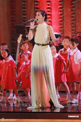 组图：星光熠熠耀保良落幕 古巨基杨千嬅群星献艺