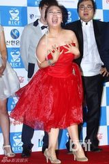 组图：韩国际喜剧节红毯挤胸熊抱肉搏精彩不断