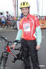 组图：邓兆尊兄妹参与单车赛 毛舜筠将再拍喜剧