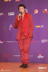 幻灯：香港金像奖后台 谢霆锋举奖杯满脸兴奋