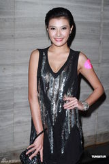 组图：陈妍希小露香肩 庄思敏红发抢镜