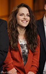 组图：斯图尔特做客《今夜秀》 衣着随性不拘小节