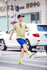 明星爱街拍：包贝尔搞怪出镜 玩出时尚新花样