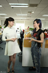 组图：张靓颖快闪入侵新浪 入职一天客串主编