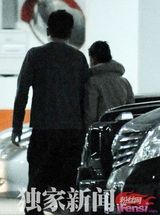 组图：刘若英携男性友人深夜按摩 同回公寓