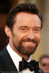 组图：休-杰克曼携老婆黛博拉恩爱亮相红毯