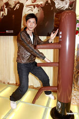 幻灯图：《叶问前传》办庆功晚宴 杜宇航现场秀功夫